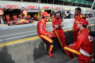 Antonio Giovanazzi (ITA), Alessandro Pier Guidi (ITA), James Calado (GBR) Ferrari 499P #51 im Gespräch mit mehreren Teammitgliedern nach der 2. Testsession, Boxenmauer, Test zu den 24 Stunden Le Mans Rennen, Frankreich, WEC Langstrecken- Weltmeisterschaft, 07.06.2026,
LeMans2026_101.jpg