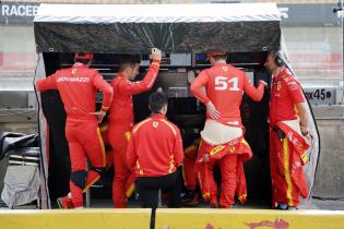 Antonio Giovanazzi (ITA), Alessandro Pier Guidi (ITA), James Calado (GBR) Ferrari 499P #51 am Kommandostand im Gespräch mit mehreren Teammitgliedern nach der 2. Testsession, Test zu den 24 Stunden Le Mans Rennen, Frankreich, WEC Langstrecken- Weltmeisterschaft, 07.06.2026,
LeMans2026_102.jpg