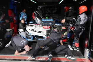Mehrer Teammitglider schauen sich den BMW M Hybrid V8 #15 von Raffaele Marchiello (SUI), Kevin Magnussen (DEN), Dries Vanthoor (BEL) an, Box 1. Testsession, Test zu den 24 Stunden Le Mans Rennen, Frankreich, WEC Langstrecken- Weltmeisterschaft, 07.06.2026
LeMans2026_103.jpg