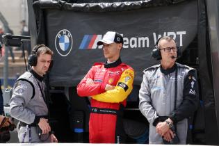 Sheldon van der Linde (RSA) BMW M Hybrid V8 #20 zwischen zwei Ingenieuren am Boxenstand von BMW M Team WRT, 1. freies Training, 24 Stunden Le Mans Rennen, Frankreich, WEC Langstrecken- Weltmeisterschaft, 10.06.2026,
LeMans2026_108.jpg Sheldon van der Linde (RSA) BMW M Hybrid V8 #20 zwischen zwei Ingenieuren am Boxenstand von BMW M Team WRT, 1. freies Training, 24 Stunden Le Mans Rennen, Frankreich, WEC Langstrecken- Weltmeisterschaft, 10.06.2026,
LeMans2026_108.jpg