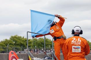Streckenposten zeigt die blaue Flagge für überholen lassen, 3. freies Training, 24 Stunden Le Mans Rennen, Frankreich, WEC Langstrecken- Weltmeisterschaft, 11.06.2026
LeMans2026_119.jpg Streckenposten zeigt die blaue Flagge für überholen lassen, 3. freies Training, 24 Stunden Le Mans Rennen, Frankreich, WEC Langstrecken- Weltmeisterschaft, 11.06.2026
LeMans2026_119.jpg