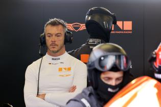 Andre Lotterer (GER) Genessis GMR-001-Hypercar #17 in der Box, 3.freies Training, 24 Stunden Le Mans Rennen, Frankreich, WEC Langstrecken- Weltmeisterschaft, 11.06.2026
LeMans2026_128.jpg Andre Lotterer (GER) Genessis GMR-001-Hypercar #17 in der Box, 3.freies Training, 24 Stunden Le Mans Rennen, Frankreich, WEC Langstrecken- Weltmeisterschaft, 11.06.2026
LeMans2026_128.jpg
