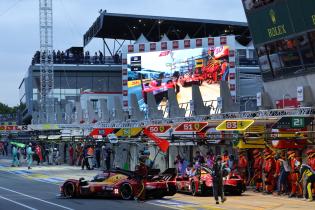 Alessandro Pier Guidi (ITA), James Calado (GBR), Antonio Giovanazzi (ITA) Ferrari 499P #51 fährt los und Antonio Fuoco (ITA), Nicklas Nielsen (DEN) Miguel Molina (ESP) Ferrari 499p #50 steht noch in der Boxengasse, 24 Stunden Le Mans Rennen, Frankreich, WEC Langstrecken- Weltmeisterschaft, 11.06.2026, Qualifiyng
LeMans2026_131.jpg Alessandro Pier Guidi (ITA), James Calado (GBR), Antonio Giovanazzi (ITA) Ferrari 499P #51 fährt los und Antonio Fuoco (ITA), Nicklas Nielsen (DEN) Miguel Molina (ESP) Ferrari 499p #50 steht noch in der Boxengasse, 24 Stunden Le Mans Rennen, Frankreich, WEC Langstrecken- Weltmeisterschaft, 11.06.2026, Qualifiyng
LeMans2026_131.jpg