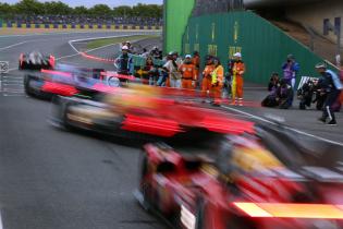 Mehrere Hypercar Rennfahrzeuge wischen an der Boxenausfahrt an Fotografen, Streckenposten und Offiziellen vorbei, 24 Stunden Le Mans Rennen, Frankreich, WEC Langstrecken- Weltmeisterschaft, 11.06.2026, Qualifiyng, Pole Position, Sprotwagen
LeMans2026_132.jpg Mehrere Hypercar Rennfahrzeuge wischen an der Boxenausfahrt an Fotografen, Streckenposten und Offiziellen vorbei, 24 Stunden Le Mans Rennen, Frankreich, WEC Langstrecken- Weltmeisterschaft, 11.06.2026, Qualifiyng, Pole Position, Sprotwagen
LeMans2026_132.jpg