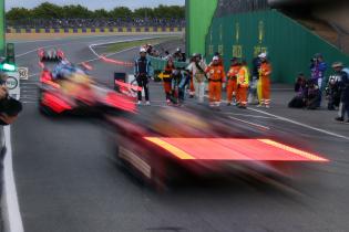 Mehrere Hypercar Rennfahrzeuge wischen an der Boxenausfahrt an Fotografen, Streckenposten und Offiziellen vorbei, 24 Stunden Le Mans Rennen, Frankreich, WEC Langstrecken- Weltmeisterschaft, 11.06.2026, Qualifiyng, Pole Position, Sprotwagen
LeMans2026_133.jpg Mehrere Hypercar Rennfahrzeuge wischen an der Boxenausfahrt an Fotografen, Streckenposten und Offiziellen vorbei, 24 Stunden Le Mans Rennen, Frankreich, WEC Langstrecken- Weltmeisterschaft, 11.06.2026, Qualifiyng, Pole Position, Sprotwagen
LeMans2026_133.jpg