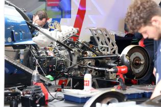 Mechaniker arbeiten am aufgebockten teilweise zerlegten Alpine A424 #35 Antonio Felix da Costa (POR), Ferdninand Habsburg (AUT) Charles melise (FRA) in der Box, 24 Stunden Le Mans Rennen, Frankreich, WEC Langstrecken- Weltmeisterschaft, 12.06.2026, Motor, Getriebe und Hinterachse, Technik
LeMans2026_135.jpg Mechaniker arbeiten am aufgebockten teilweise zerlegten Alpine A424 #35 Antonio Felix da Costa (POR), Ferdninand Habsburg (AUT) Charles melise (FRA) in der Box, 24 Stunden Le Mans Rennen, Frankreich, WEC Langstrecken- Weltmeisterschaft, 12.06.2026, Motor, Getriebe und Hinterachse, Technik
LeMans2026_135.jpg