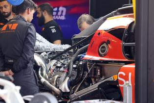 Mechaniker arbeiten am aufgebockten teilweise zerlegten Genessis GMR 010 #17 von Andre Lotterer (GER), nLuis Felipe Derani (BRA) Mathys Jaubert (FRA) in der Box, 24 Stunden Le Mans Rennen, Frankreich, WEC Langstrecken- Weltmeisterschaft, 12.06.2026, Chasis Motor und Getriebe, Technik
LeMans2026_140.jpg Mechaniker arbeiten am aufgebockten teilweise zerlegten Genessis GMR 010 #17 von Andre Lotterer (GER), nLuis Felipe Derani (BRA) Mathys Jaubert (FRA) in der Box, 24 Stunden Le Mans Rennen, Frankreich, WEC Langstrecken- Weltmeisterschaft, 12.06.2026, Chasis Motor und Getriebe, Technik
LeMans2026_140.jpg
