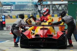 Rene Rast (GER) steigt aus und Sheldon van der Linde (RSA) läuft um den BMW M Hybrid V8 #20, Boxenstop im 1. freies Training 24 Stunden Le Mans Rennen, Frankreich, WEC Langstrecken- Weltmeisterschaft, 109.06.2026
LeMans2026_142.jpg Rene Rast (GER) steigt aus und Sheldon van der Linde (RSA) läuft um den BMW M Hybrid V8 #20, Boxenstop im 1. freies Training 24 Stunden Le Mans Rennen, Frankreich, WEC Langstrecken- Weltmeisterschaft, 109.06.2026
LeMans2026_142.jpg