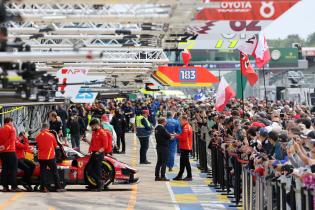 Sehr viele Besucher beim Fanwalk in der Boxengasse, 24 Stunden Le Mans Rennen, Frankreich, WEC Langstrecken- Weltmeisterschaft, 09.06.2026, Ein Ferrari 499P ist aus der Box heraus geschoben.
LeMans2026_144.jpg Sehr viele Besucher beim Fanwalk in der Boxengasse, 24 Stunden Le Mans Rennen, Frankreich, WEC Langstrecken- Weltmeisterschaft, 09.06.2026, Ein Ferrari 499P ist aus der Box heraus geschoben.
LeMans2026_144.jpg