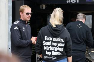 Maxime Martin (BEL) Mercedes- AMG LMGT3#61 im Gespräch mit Michelle Gatting (DEN) von hinten mit der Aufschrift auf ihrem Hoodie Maxime Martin (BEL) Mercedes- AMG LMGT3#61 im Gespräch mit Michelle Gatting (DEN) von hinten mit der Aufschrift auf ihrem Hoodie