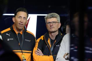 James Barclay (GBR) McLaren LMDH Projektleiter und ChrisDyer (AUS) in der United Autosport Box, 2. freies Training, 24 Stunden Le Mans Rennen, Frankreich, WEC Langstrecken- Weltmeisterschaft, 10.06.2026,
LeMans2026_147.jpg James Barclay (GBR) McLaren LMDH Projektleiter und ChrisDyer (AUS) in der United Autosport Box, 2. freies Training, 24 Stunden Le Mans Rennen, Frankreich, WEC Langstrecken- Weltmeisterschaft, 10.06.2026,
LeMans2026_147.jpg
