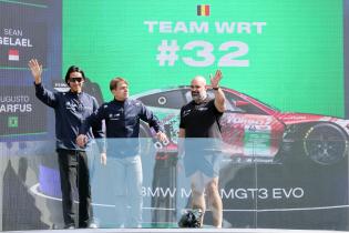 Sean Gelael (IND)Augusto Farfus (BRA) Darren Leung (GBR) BMW M4 LMGT3 Evo #32 bei der Präsentation auf dem Podium, Test zu den 24 Stunden Le Mans Rennen, Frankreich, WEC Langstrecken- Weltmeisterschaft, 09.06.2026
LeMans2026_151.jpg Sean Gelael (IND)Augusto Farfus (BRA) Darren Leung (GBR) BMW M4 LMGT3 Evo #32 bei der Präsentation auf dem Podium, Test zu den 24 Stunden Le Mans Rennen, Frankreich, WEC Langstrecken- Weltmeisterschaft, 09.06.2026
LeMans2026_151.jpg