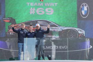 Daniel Harper (GBR) Parker Thompson (CAN) Anthony Mcintosh (USA) BMW M4 LMGT3 Evo #69 bei der Präsentation vor der Autogrammstunde auf der Start- Zielgeraden, Test zu den 24 Stunden Le Mans Rennen, Frankreich, WEC Langstrecken- Weltmeisterschaft, 09.06.2026
LeMans2026_152.jpg Daniel Harper (GBR) Parker Thompson (CAN) Anthony Mcintosh (USA) BMW M4 LMGT3 Evo #69 bei der Präsentation vor der Autogrammstunde auf der Start- Zielgeraden, Test zu den 24 Stunden Le Mans Rennen, Frankreich, WEC Langstrecken- Weltmeisterschaft, 09.06.2026
LeMans2026_152.jpg