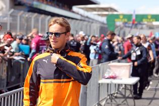 Marvi Kirchhöfer (GER) McLaren 720S LMGT3 Evo #10 bei der Autogrammstunde auf der Start- Zielgeraden, Test zu den 24 Stunden Le Mans Rennen, Frankreich, WEC Langstrecken- Weltmeisterschaft, 09.06.2026
LeMans2026_157.jpg Marvi Kirchhöfer (GER) McLaren 720S LMGT3 Evo #10 bei der Autogrammstunde auf der Start- Zielgeraden, Test zu den 24 Stunden Le Mans Rennen, Frankreich, WEC Langstrecken- Weltmeisterschaft, 09.06.2026
LeMans2026_157.jpg