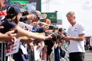 Kevin Magnussen (DEN) BMW M Hybrid V8 #15 bei der Autogrammstunde auf der Start- Zielgeraden, Test zu den 24 Stunden Le Mans Rennen, Frankreich, WEC Langstrecken- Weltmeisterschaft, 09.06.2026
LeMans2026_158.jpg Kevin Magnussen (DEN) BMW M Hybrid V8 #15 bei der Autogrammstunde auf der Start- Zielgeraden, Test zu den 24 Stunden Le Mans Rennen, Frankreich, WEC Langstrecken- Weltmeisterschaft, 09.06.2026
LeMans2026_158.jpg