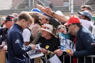 Augusto Farfus (BRA= BMW M4 LMGT3 Evo #32 bei der Autogrammstunde auf der Start- Zielgeraden, Test zu den 24 Stunden Le Mans Rennen, Frankreich, WEC Langstrecken- Weltmeisterschaft, 09.06.2026
LeMans2026_159.jpg Augusto Farfus (BRA= BMW M4 LMGT3 Evo #32 bei der Autogrammstunde auf der Start- Zielgeraden, Test zu den 24 Stunden Le Mans Rennen, Frankreich, WEC Langstrecken- Weltmeisterschaft, 09.06.2026
LeMans2026_159.jpg