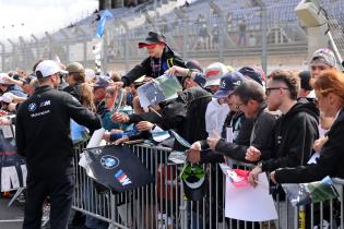 Rene rast (GER) BMW M Hybrid V8 #20 bei der Autogrammstunde auf der Start- Zielgeraden, Test zu den 24 Stunden Le Mans Rennen, Frankreich, WEC Langstrecken- Weltmeisterschaft, 09.06.2026
LeMans2026_163.jpg Rene rast (GER) BMW M Hybrid V8 #20 bei der Autogrammstunde auf der Start- Zielgeraden, Test zu den 24 Stunden Le Mans Rennen, Frankreich, WEC Langstrecken- Weltmeisterschaft, 09.06.2026
LeMans2026_163.jpg