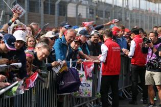 mike Conway (GBR) und Ryo Hirakawa (JPN) beide Toyota Gazoo Racing bei der Autogrammstunde auf der Start- Zielgeraden, Test zu den 24 Stunden Le Mans Rennen, Frankreich, WEC Langstrecken- Weltmeisterschaft, 09.06.2026
LeMans2026_164.jpg mike Conway (GBR) und Ryo Hirakawa (JPN) beide Toyota Gazoo Racing bei der Autogrammstunde auf der Start- Zielgeraden, Test zu den 24 Stunden Le Mans Rennen, Frankreich, WEC Langstrecken- Weltmeisterschaft, 09.06.2026
LeMans2026_164.jpg