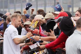 Kevin Magnussen (DEN) BMW M Hybrid V8 #15 bei der Autogrammstunde auf der Start- Zielgeraden, Test zu den 24 Stunden Le Mans Rennen, Frankreich, WEC Langstrecken- Weltmeisterschaft, 09.06.2026
LeMans2026_167.jpg Kevin Magnussen (DEN) BMW M Hybrid V8 #15 bei der Autogrammstunde auf der Start- Zielgeraden, Test zu den 24 Stunden Le Mans Rennen, Frankreich, WEC Langstrecken- Weltmeisterschaft, 09.06.2026
LeMans2026_167.jpg