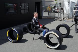 Kevin Magnussen (DEn) BMW M Hybrid V8 #15 zwischen vier Michelin reifen auf einem Stuhl für einen PR vidoedreh sitzend im Fahrerlager, 24 Stunden Le Mans Rennen, Frankreich, WEC Langstrecken- Weltmeisterschaft, 09.06.2026,
LeMans2026_169.jpg Kevin Magnussen (DEn) BMW M Hybrid V8 #15 zwischen vier Michelin reifen auf einem Stuhl für einen PR vidoedreh sitzend im Fahrerlager, 24 Stunden Le Mans Rennen, Frankreich, WEC Langstrecken- Weltmeisterschaft, 09.06.2026,
LeMans2026_169.jpg