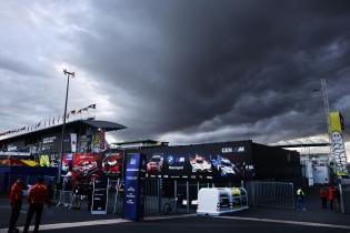 Ein Unwetter zieht über das Fahrerlager sowie die Boxenanlage, 24 Stunden Le Mans Rennen, Frankreich, WEC Langstrecken- Weltmeisterschaft, 09.06.2026
LeMans2026_172.jpg Ein Unwetter zieht über das Fahrerlager sowie die Boxenanlage, 24 Stunden Le Mans Rennen, Frankreich, WEC Langstrecken- Weltmeisterschaft, 09.06.2026
LeMans2026_172.jpg