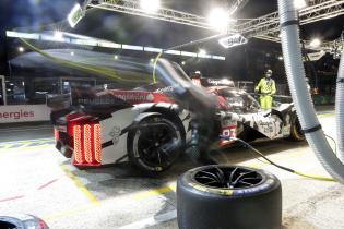 Mechaniker verwischt beim Reifenwechsel am Abend am Peugeot 9X8 #93 von Paul di Resta (GBR), Stoffel Vandoorne (BEL), Nick Cassidy (NZL), 24 Stunden Le Mans Rennen, Frankreich, WEC Langstrecken- Weltmeisterschaft, 10.06.2026, 2. freies Training
LeMans2026_175.jpg Mechaniker verwischt beim Reifenwechsel am Abend am Peugeot 9X8 #93 von Paul di Resta (GBR), Stoffel Vandoorne (BEL), Nick Cassidy (NZL), 24 Stunden Le Mans Rennen, Frankreich, WEC Langstrecken- Weltmeisterschaft, 10.06.2026, 2. freies Training
LeMans2026_175.jpg
