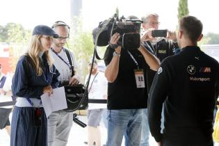 Eve Scheer (GER) mit einem kamerateam interviewt Rene Rast (GER) BMW M Hybrid V8 #20, BMW Stand in der Fanzone, 24 Stunden Le Mans Rennen, Frankreich, WEC FIA Langstrecken- Weltmeisterschaft, 11.06.2026, BMW M Team WRT
LeMans2026_176.jpg Eve Scheer (GER) mit einem kamerateam interviewt Rene Rast (GER) BMW M Hybrid V8 #20, BMW Stand in der Fanzone, 24 Stunden Le Mans Rennen, Frankreich, WEC FIA Langstrecken- Weltmeisterschaft, 11.06.2026, BMW M Team WRT
LeMans2026_176.jpg