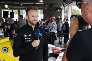 Rene rast (GER) BMW M Hybrid V8 #20 im TV Interview am BMW Stand in der Fanzone, 24 Stunden Le Mans Rennen, Frankreich, WEC FIA Langstrecken- Weltmeisterschaft, 11.06.2026, BMW M Team WRT
LeMans2026_180.jpg Rene rast (GER) BMW M Hybrid V8 #20 im TV Interview am BMW Stand in der Fanzone, 24 Stunden Le Mans Rennen, Frankreich, WEC FIA Langstrecken- Weltmeisterschaft, 11.06.2026, BMW M Team WRT
LeMans2026_180.jpg