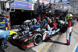 Rafaello Marchello (SUI) wartet das Dries Vanthoor (BEL) BMW M Hybrid V8 #15 aussteigt, Fahrerwechsel, 24 Stunden Le Mans Rennen, Frankreich, WEC Langstrecken- Weltmeisterschaft, 11.06.2026
LeMans2026_181.jpg Rafaello Marchello (SUI) wartet das Dries Vanthoor (BEL) BMW M Hybrid V8 #15 aussteigt, Fahrerwechsel, 24 Stunden Le Mans Rennen, Frankreich, WEC Langstrecken- Weltmeisterschaft, 11.06.2026
LeMans2026_181.jpg