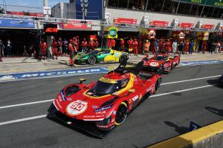 Antonio Fuoco (ITA), Nicklas Nielsen (DEN) Miguel Molina (ESP) Ferrari 499p #50 und Alessandro Pier Guidi (ITA), James Calado (GBR), Antonio Giovanazzi (ITA) Ferrari 499P #51 hintereinander in der Boxgasse, 24 Stunden Le Mans Rennen, Frankreich, WEC Langstrecken- Weltmeisterschaft, 11.06.2026, Qualifiyng, Pole Position
LeMans2026_183.jpg Antonio Fuoco (ITA), Nicklas Nielsen (DEN) Miguel Molina (ESP) Ferrari 499p #50 und Alessandro Pier Guidi (ITA), James Calado (GBR), Antonio Giovanazzi (ITA) Ferrari 499P #51 hintereinander in der Boxgasse, 24 Stunden Le Mans Rennen, Frankreich, WEC Langstrecken- Weltmeisterschaft, 11.06.2026, Qualifiyng, Pole Position
LeMans2026_183.jpg