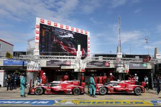 Mike Conway (GBR) Kamui Kobayashi (JPN) Nyck de Vries (NED) Toyota GR010 Hybrid #7 und Sebastian Buemi (SUI) Brendon Hartley (NZL) Ryo Hirakawa (JPN) Toyota GR010 Hybrid #8 voreder Box, 3. freies Training, 24 Stunden Le Mans Rennen, Frankreich, WEC Langstrecken- Weltmeisterschaft, 11.06.2026
LeMans2026_184.jpg Mike Conway (GBR) Kamui Kobayashi (JPN) Nyck de Vries (NED) Toyota GR010 Hybrid #7 und Sebastian Buemi (SUI) Brendon Hartley (NZL) Ryo Hirakawa (JPN) Toyota GR010 Hybrid #8 voreder Box, 3. freies Training, 24 Stunden Le Mans Rennen, Frankreich, WEC Langstrecken- Weltmeisterschaft, 11.06.2026
LeMans2026_184.jpg