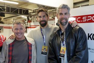 Tom kristensen (DEN) neunfacher Le Mans Sieger mit Nikola und Luca Karabatic (FRA) Handball- Brüder als Gäste in der Box, 24 Stunden Le Mans Rennen, Frankreich, WEC Langstrecken- Weltmeisterschaft, 11.06.2026, Qualifiyng, VIP Gäste
LeMans2026_185.jpg Tom kristensen (DEN) neunfacher Le Mans Sieger mit Nikola und Luca Karabatic (FRA) Handball- Brüder als Gäste in der Box, 24 Stunden Le Mans Rennen, Frankreich, WEC Langstrecken- Weltmeisterschaft, 11.06.2026, Qualifiyng, VIP Gäste
LeMans2026_185.jpg