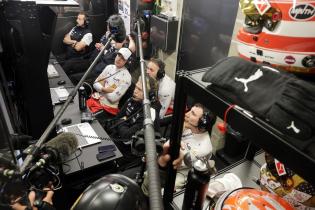 Sheldon van der Linde (RSA), Rene Rast (GER), Kevin Magnussen (DE) und Raffaele Marciello (SUI) werden von zwei Kameramännern mit Mikrofonen BMW M Team WRT Box beim schauen der Hyperpole gefilmt, Hyperpole Qualifiyng, 24 Stunden Le Mans Rennen, Frankreich, WEC Langstrecken- Weltmeisterschaft, 11.06.2026,
LeMans2026_186.jpg Sheldon van der Linde (RSA), Rene Rast (GER), Kevin Magnussen (DE) und Raffaele Marciello (SUI) werden von zwei Kameramännern mit Mikrofonen BMW M Team WRT Box beim schauen der Hyperpole gefilmt, Hyperpole Qualifiyng, 24 Stunden Le Mans Rennen, Frankreich, WEC Langstrecken- Weltmeisterschaft, 11.06.2026,
LeMans2026_186.jpg