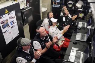Vincent Voose (BEL) Teamchef und Mitbesitzer WRT, Andreas Roos (GER) Leiter BMW M Motorsport, Sheldon van der Linde (RSA), Rene Rast (GER), Kevin Magnussen (DEN) und halb verdeckt Rafaello Marchiello (SUI) applaudieren der schnellsten Runde von Dries CVanthoor in der Box, Hyperpole, 24 Stunden Le Mans Rennen, Frankreich, WEC Langstrecken- Weltmeisterschaft, 11.06.2026, Qualifiyng
LeMans2026_187.jpg Vincent Voose (BEL) Teamchef und Mitbesitzer WRT, Andreas Roos (GER) Leiter BMW M Motorsport, Sheldon van der Linde (RSA), Rene Rast (GER), Kevin Magnussen (DEN) und halb verdeckt Rafaello Marchiello (SUI) applaudieren der schnellsten Runde von Dries CVanthoor in der Box, Hyperpole, 24 Stunden Le Mans Rennen, Frankreich, WEC Langstrecken- Weltmeisterschaft, 11.06.2026, Qualifiyng
LeMans2026_187.jpg