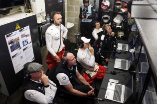Vincent Voose (BEL) Teamchef und Mitbesitzer WRT, Andreas Roos (GER) Leiter BMW M Motorsport, Rene Rast (GER), Sheldon van der Linde (RSA), Kevin Magnussen (DEN) und Rafaelle Marchiello (SUI) beobachten die Hyperpole auf Bildschirmen in der Box, Hyperpole, 24 Stunden Le Mans Rennen, Frankreich, WEC Langstrecken- Weltmeisterschaft, 11.06.2026, Qualifiyng
LeMans2026_188.jpg Vincent Voose (BEL) Teamchef und Mitbesitzer WRT, Andreas Roos (GER) Leiter BMW M Motorsport, Rene Rast (GER), Sheldon van der Linde (RSA), Kevin Magnussen (DEN) und Rafaelle Marchiello (SUI) beobachten die Hyperpole auf Bildschirmen in der Box, Hyperpole, 24 Stunden Le Mans Rennen, Frankreich, WEC Langstrecken- Weltmeisterschaft, 11.06.2026, Qualifiyng
LeMans2026_188.jpg