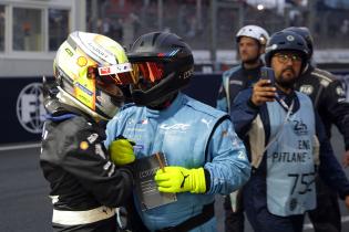Ein Mechaniker gratuleiert dem Schnellsten Dries Vanthoor (BEL) BMW M Hybrid V8 #15 nach der Hyperpole vor der Box, 24 Stunden Le Mans Rennen, Frankreich, WEC Langstrecken- Weltmeisterschaft, 11.06.2026, Qualifiyng
LeMans2026_189.jpg Ein Mechaniker gratuleiert dem Schnellsten Dries Vanthoor (BEL) BMW M Hybrid V8 #15 nach der Hyperpole vor der Box, 24 Stunden Le Mans Rennen, Frankreich, WEC Langstrecken- Weltmeisterschaft, 11.06.2026, Qualifiyng
LeMans2026_189.jpg