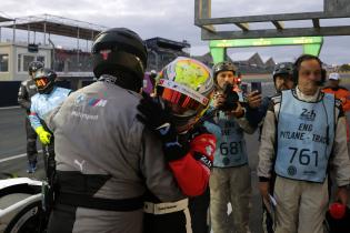 Schnellster Dries Vanthoor (BEL) BMW M Hybrid V8 #15 liegt nach der Hyperpole einem Mechaniker im Arm, 24 Stunden Le Mans Rennen, Frankreich, WEC Langstrecken- Weltmeisterschaft, 11.06.2026, Qualifiyng
LeMans2026_190.jpg Schnellster Dries Vanthoor (BEL) BMW M Hybrid V8 #15 liegt nach der Hyperpole einem Mechaniker im Arm, 24 Stunden Le Mans Rennen, Frankreich, WEC Langstrecken- Weltmeisterschaft, 11.06.2026, Qualifiyng
LeMans2026_190.jpg