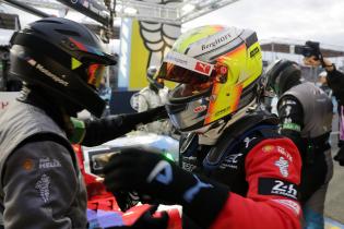 Ein Mechaniker gratuleiert dem Schnellsten Dries Vanthoor (BEL) BMW M Hybrid V8 #15 nach der Hyperpole vor der Box, 24 Stunden Le Mans Rennen, Frankreich, WEC Langstrecken- Weltmeisterschaft, 11.06.2026, Qualifiyng
LeMans2026_191.jpg Ein Mechaniker gratuleiert dem Schnellsten Dries Vanthoor (BEL) BMW M Hybrid V8 #15 nach der Hyperpole vor der Box, 24 Stunden Le Mans Rennen, Frankreich, WEC Langstrecken- Weltmeisterschaft, 11.06.2026, Qualifiyng
LeMans2026_191.jpg