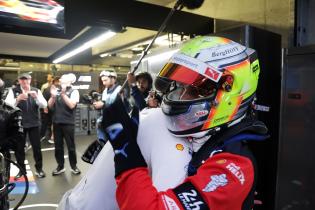 Raffaelo Marciello (SUI) verdeckt umarmt Dries Vanthoor (BEL) BMW M Hybrid V8 #15 dem Schnellsten nach der Hyperpole in der Box, 24 Stunden Le Mans Rennen, Frankreich, WEC Langstrecken- Weltmeisterschaft, 11.06.2026, Qualifiyng
LeMans2026_192.jpg Raffaelo Marciello (SUI) verdeckt umarmt Dries Vanthoor (BEL) BMW M Hybrid V8 #15 dem Schnellsten nach der Hyperpole in der Box, 24 Stunden Le Mans Rennen, Frankreich, WEC Langstrecken- Weltmeisterschaft, 11.06.2026, Qualifiyng
LeMans2026_192.jpg