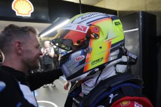 Kevin magnussen (DEN) gratuliert dem Schnellsten Dries Vanthoor (BEL) BMW M Hybrid V8 #15 nach der Hyperpole in der Box, 24 Stunden Le Mans Rennen, Frankreich, WEC Langstrecken- Weltmeisterschaft, 11.06.2026, Qualifiyng
LeMans2026_193.jpg Kevin magnussen (DEN) gratuliert dem Schnellsten Dries Vanthoor (BEL) BMW M Hybrid V8 #15 nach der Hyperpole in der Box, 24 Stunden Le Mans Rennen, Frankreich, WEC Langstrecken- Weltmeisterschaft, 11.06.2026, Qualifiyng
LeMans2026_193.jpg