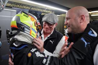 Schnellster Dries Vanthoor (BEL) BMW M Hybrid V8 #15, Vincent Voose (BEL) Teamchef und Mitbesitzer WRT und Andreas Roos (GER) Leiter BMW M Motorsport nach der Hyperpole in der Box, 24 Stunden Le Mans Rennen, Frankreich, WEC Langstrecken- Weltmeisterschaft, 11.06.2026, Qualifiyng
LeMans2026_194.jpg Schnellster Dries Vanthoor (BEL) BMW M Hybrid V8 #15, Vincent Voose (BEL) Teamchef und Mitbesitzer WRT und Andreas Roos (GER) Leiter BMW M Motorsport nach der Hyperpole in der Box, 24 Stunden Le Mans Rennen, Frankreich, WEC Langstrecken- Weltmeisterschaft, 11.06.2026, Qualifiyng
LeMans2026_194.jpg