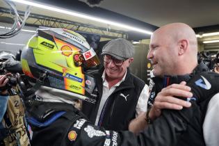 Schnellster Dries Vanthoor (BEL) BMW M Hybrid V8 #15, Vincent Voose (BEL) Teamchef und Mitbesitzer WRT und Andreas Roos (GER) Leiter BMW M Motorsport nach der Hyperpole in der Box, 24 Stunden Le Mans Rennen, Frankreich, WEC Langstrecken- Weltmeisterschaft, 11.06.2026, Qualifiyng
LeMans2026_195.jpg Schnellster Dries Vanthoor (BEL) BMW M Hybrid V8 #15, Vincent Voose (BEL) Teamchef und Mitbesitzer WRT und Andreas Roos (GER) Leiter BMW M Motorsport nach der Hyperpole in der Box, 24 Stunden Le Mans Rennen, Frankreich, WEC Langstrecken- Weltmeisterschaft, 11.06.2026, Qualifiyng
LeMans2026_195.jpg