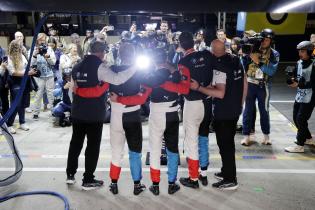 Vincent Voose (BEL) Teamchef und Mitbesitzer WRT, Kevin Magnussen (DE), Schnellster Dries Vanthoor (BEL), Raffaele Marciello (SUI) BMW M Hybrid V8 #15 und Andreas Roos (GER) Leiter BMW M Motorsport nach der Medallienübergabe zur Hyperpole von hinten vor der Box, 24 Stunden Le Mans Rennen, Frankreich, WEC Langstrecken- Weltmeisterschaft, 11.06.2026, Qualifiyng, Pole Position
LeMans2026_196.jpg Vincent Voose (BEL) Teamchef und Mitbesitzer WRT, Kevin Magnussen (DE), Schnellster Dries Vanthoor (BEL), Raffaele Marciello (SUI) BMW M Hybrid V8 #15 und Andreas Roos (GER) Leiter BMW M Motorsport nach der Medallienübergabe zur Hyperpole von hinten vor der Box, 24 Stunden Le Mans Rennen, Frankreich, WEC Langstrecken- Weltmeisterschaft, 11.06.2026, Qualifiyng, Pole Position
LeMans2026_196.jpg