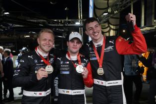 Kevin Magnussen (DE), Schnellster Dries Vanthoor (BEL) und Raffaele Marciello (SUI) BMW M Hybrid V8 #15 mit den Medallien für die Hyperpole in der Box, 24 Stunden Le Mans Rennen, Frankreich, WEC Langstrecken- Weltmeisterschaft, 11.06.2026, Qualifiyng, Pole Position
LeMans2026_197.jpg Kevin Magnussen (DE), Schnellster Dries Vanthoor (BEL) und Raffaele Marciello (SUI) BMW M Hybrid V8 #15 mit den Medallien für die Hyperpole in der Box, 24 Stunden Le Mans Rennen, Frankreich, WEC Langstrecken- Weltmeisterschaft, 11.06.2026, Qualifiyng, Pole Position
LeMans2026_197.jpg