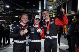 Kevin Magnussen (DE), Schnellster Dries Vanthoor (BEL) und Raffaele Marciello (SUI) BMW M Hybrid V8 #15 mit den Medallien für die Hyperpole in der Box, 24 Stunden Le Mans Rennen, Frankreich, WEC Langstrecken- Weltmeisterschaft, 11.06.2026, Qualifiyng, Pole Position
LeMans2026_198.jpg Kevin Magnussen (DE), Schnellster Dries Vanthoor (BEL) und Raffaele Marciello (SUI) BMW M Hybrid V8 #15 mit den Medallien für die Hyperpole in der Box, 24 Stunden Le Mans Rennen, Frankreich, WEC Langstrecken- Weltmeisterschaft, 11.06.2026, Qualifiyng, Pole Position
LeMans2026_198.jpg