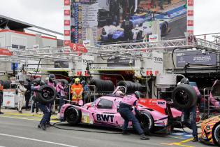 Maks Angelard (POL) Mattis Pluschkell (GER) Oreca LMP3 #8 beim Fahrerwechsel und Boxenstop, Mücke Motorsport, 24 Stunden Le Mans Rennen, Frankreich, WEC Langstrecken- Weltmeisterschaft, 10.06.2026, Road to le Mans LMP3
LeMans2026_199.jpg Maks Angelard (POL) Mattis Pluschkell (GER) Oreca LMP3 #8 beim Fahrerwechsel und Boxenstop, Mücke Motorsport, 24 Stunden Le Mans Rennen, Frankreich, WEC Langstrecken- Weltmeisterschaft, 10.06.2026, Road to le Mans LMP3
LeMans2026_199.jpg