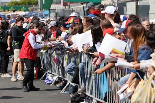 Kamui Kobayashi (JPN) Toyota Gazoo Racing bei der Autogrammstunde auf der Start- Zielgeraden, Test zu den 24 Stunden Le Mans Rennen, Frankreich, WEC Langstrecken- Weltmeisterschaft, 09.06.2026
LeMans2026_219.jpg