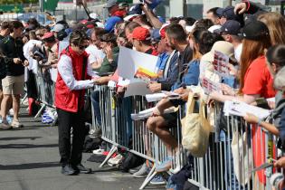 Kamui Kobayashi (JPN) Toyota Gazoo Racing bei der Autogrammstunde auf der Start- Zielgeraden, Test zu den 24 Stunden Le Mans Rennen, Frankreich, WEC Langstrecken- Weltmeisterschaft, 09.06.2026
LeMans2026_220.jpg