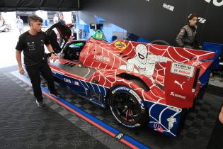 Sheldon van der Linde (RSA) und Dries Vanthoor (BEL) BMW M Hybrid V8 #24 inSuper-Man Brand New Day Livery im BMW M Team WRT Zelt kurz vor Trainingsbeginn, 01.08.2026, Strecke Road America in Elkart Lake, Wisconsin, USA, Hypercar der IMSA Rennserie
994A1256Kopie.jpg