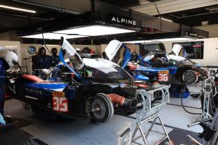 Alpine 424 #35 und Alpine 424 #36 beide aufegbockt für kleine Äbnderungen, freies Training, FIA WEC Langestrecken- Weltmeisterschaft, 6 Stunden von Barcelona, Circuit Catalunya, 17.10.2026
994A1963Kopie.jpg